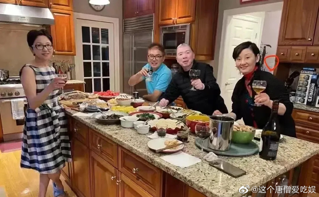 冯小刚被指不时与妻子于美国的豪宅内招待客人。