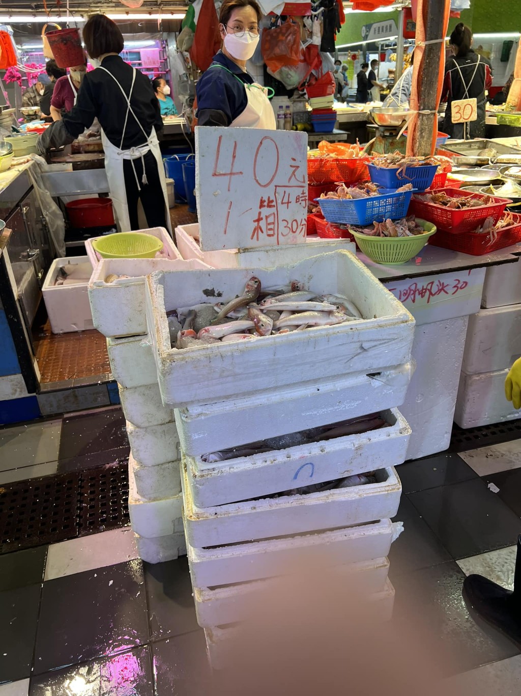 有網民在fb群組「香港街市魚類海鮮研究社」發貼稱，自己在順利邨街市以$40買了一箱青根