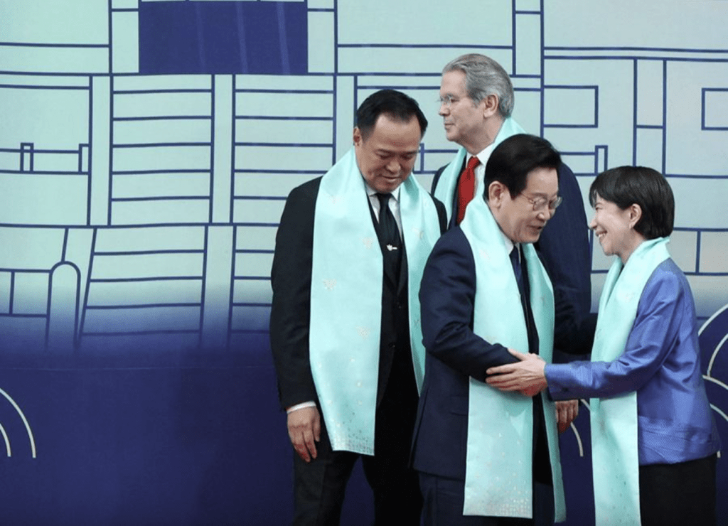 日媒分析，高市以「關西式」開朗風格，在國際外交舞台展現出「親和力」，令她得分。路透社