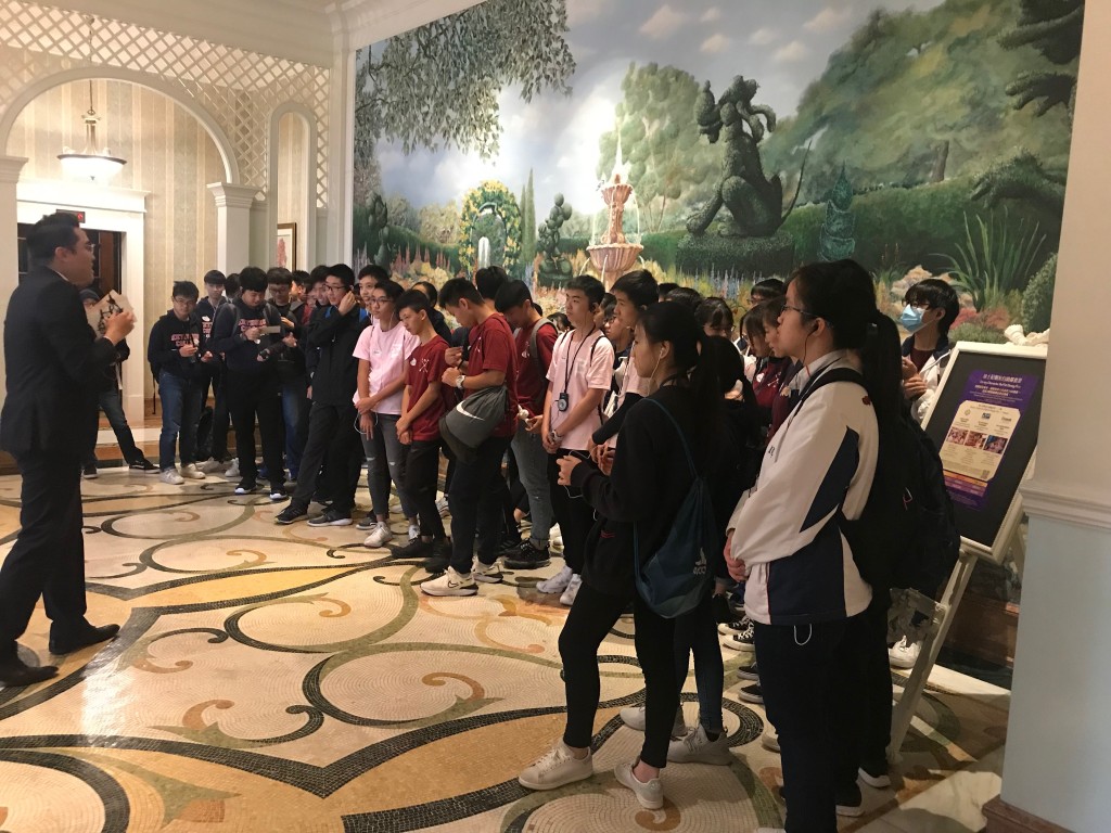 中三學生往香港迪士尼樂園進行職場參觀。 中三學生往香港迪士尼樂園進行職場參觀。