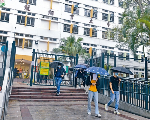 龙翔官中一名前教师，被当局以专业失德为由「钉牌」，昨返回原校应考文凭试的考生，对此议论纷纷。　褚乐琪摄