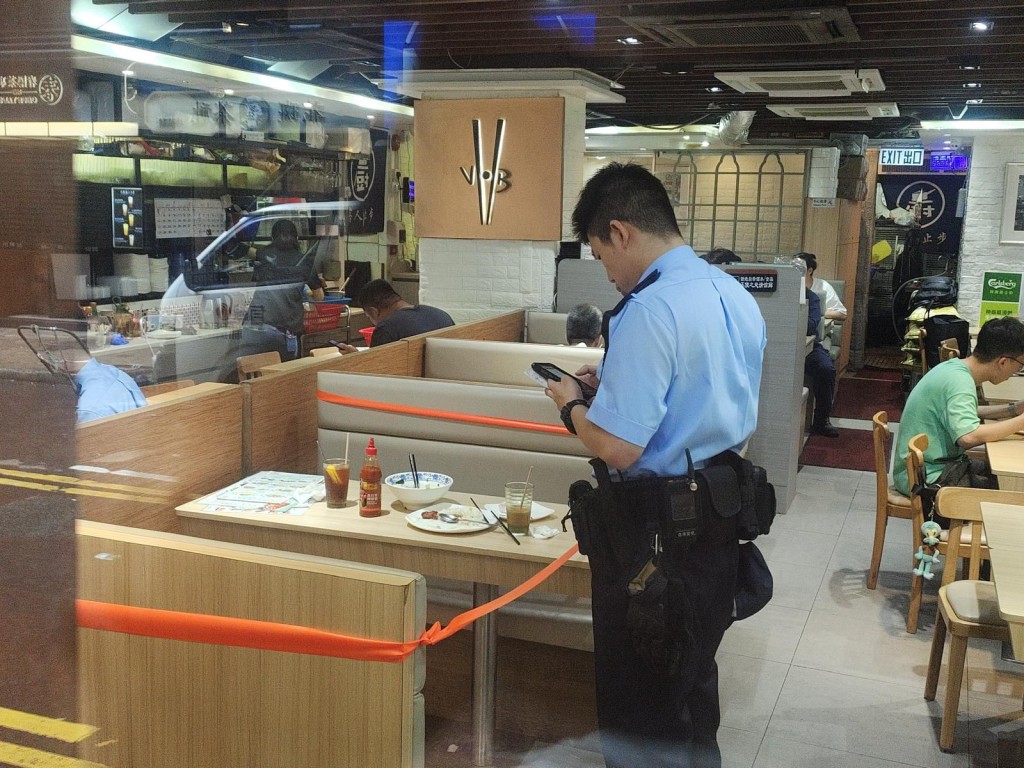 警员到餐厅调查。
