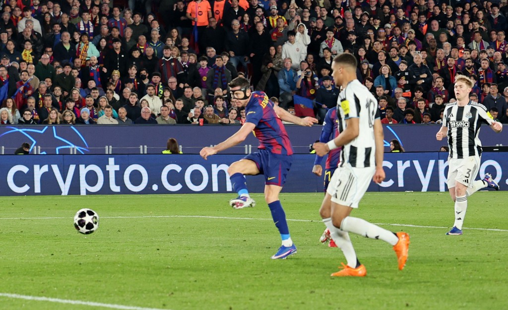 利云度夫斯基个人梅开二度助巴塞主场以7:2狂数纽卡素。路透社