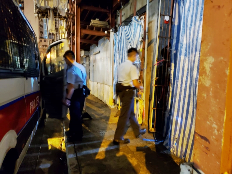 警方正追緝該名賊人。