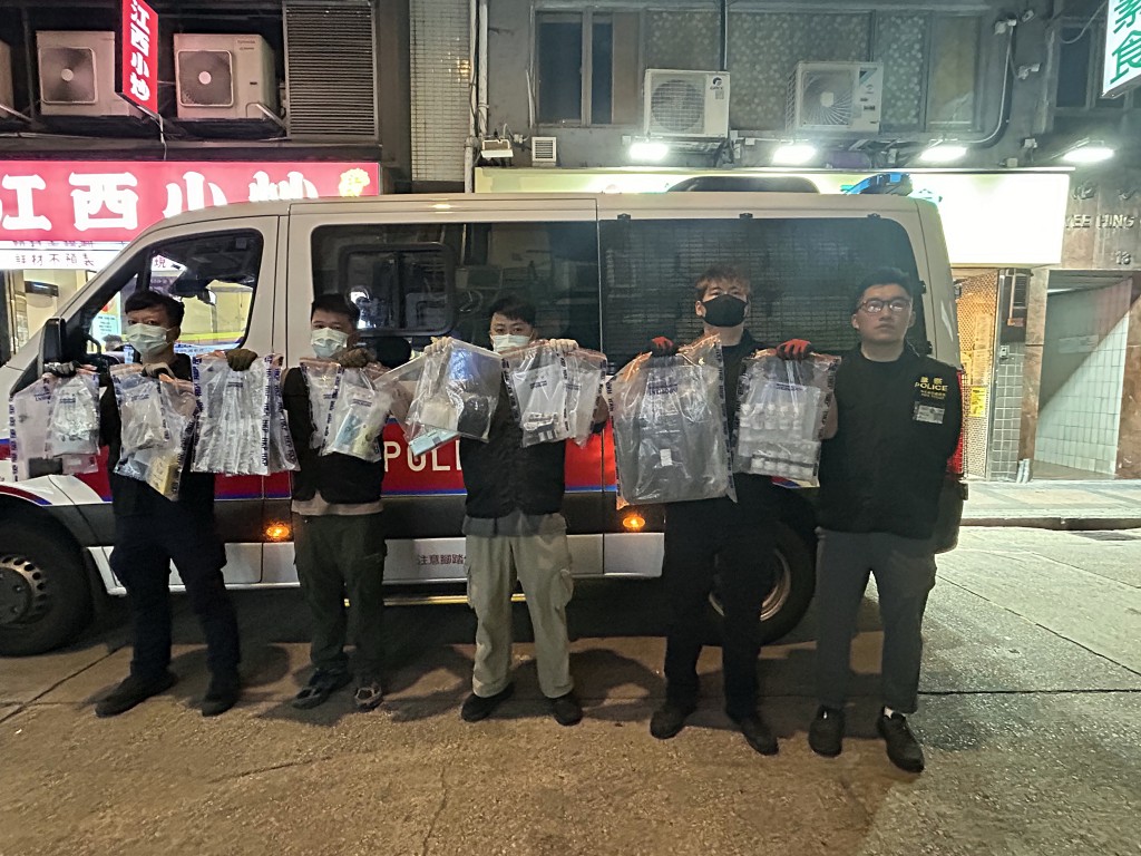 警方展示有關證物。
