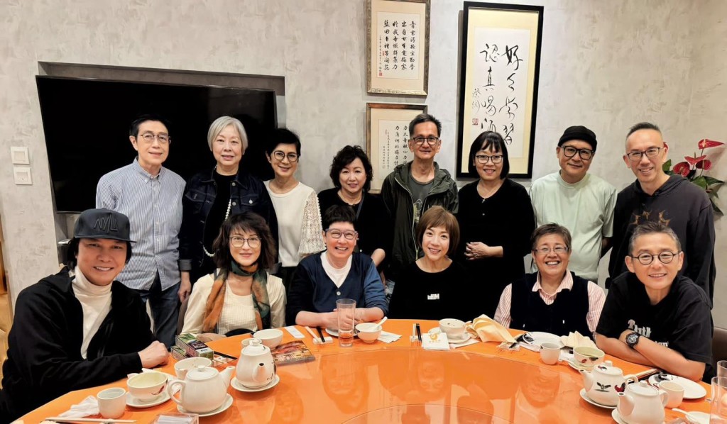 蘇施黃（下、左三）貼出合照，出席的飯局的成員包括有：曾路得（下、右三）、盧業瑂（下、右二）、俞琤（下、右一）、著名經理人李進（上、右二）、Golden Scene董事總經理曾麗芬（上、右三）（Winnie Tsang）等，勾起了不少網民的回憶