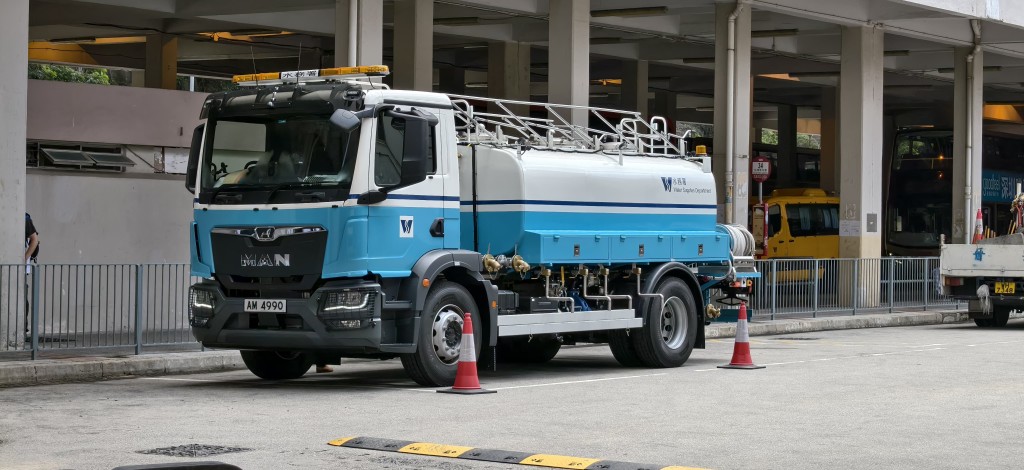 水務處派水車到場。 水務處派水車到場。
