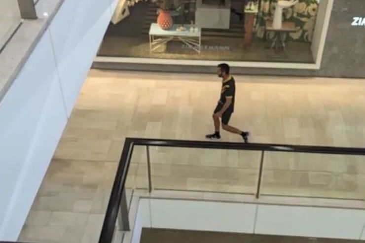 影片显示男子在购物中心内持刀在购物中心奔跑。