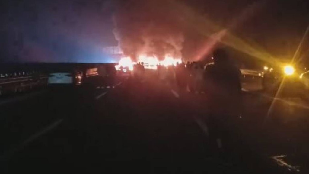 湖南運煙花貨車翻側起火，導致8車「串燒」2人受傷。