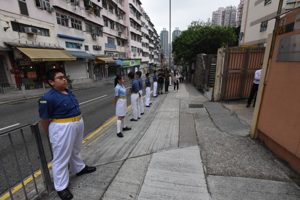 聖文德書院在午膳時間安排交通安全隊封住路口，不準同學橫過馬路。