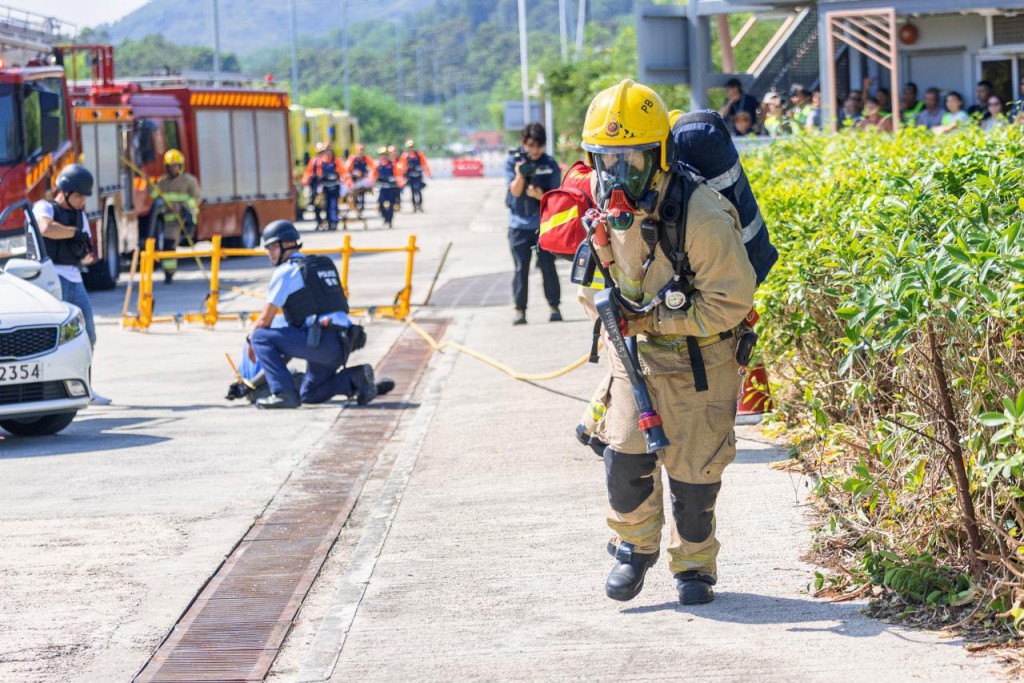消防人員模擬在警方制服恐怖分子後，隨即展開救援行動。