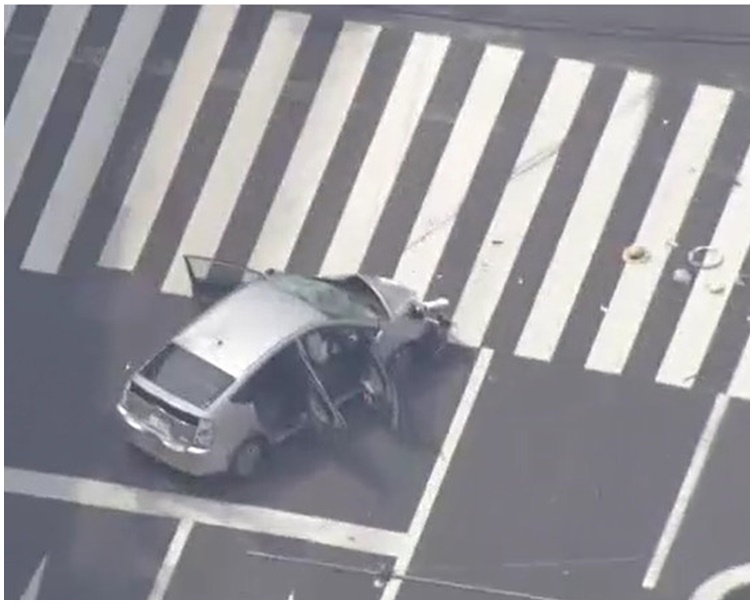 一輛私家車事後停在斑馬線前。NHK截圖