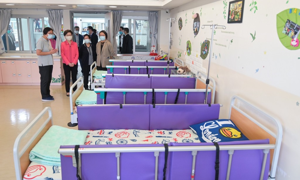 林鄭月娥(左二)聽取校方人員介紹宿舍部設施。新聞處圖片