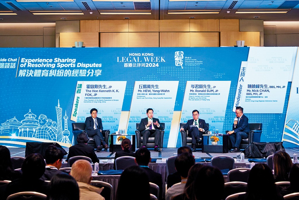 （左起）霍啟剛、丘揚萬及岑君毅探討體育替代爭議的需求、應用、有效性和挑戰。