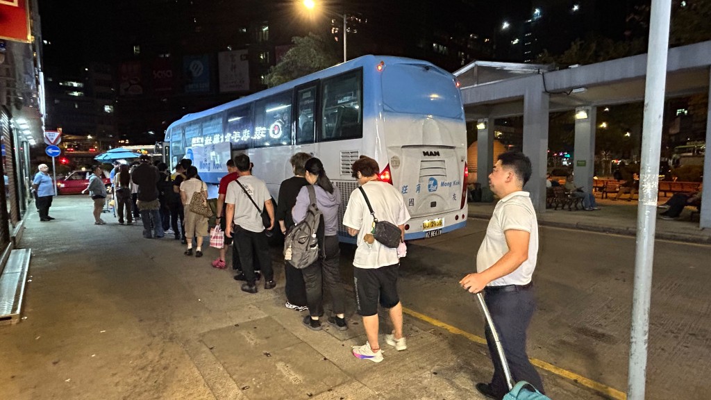 周一凌晨約有40名旅客排隊候車,輪候約15分鐘後,旅客已陸續上車。蔡楚輝攝 周一凌晨約有40名旅客排隊候車,輪候約15分鐘後,旅客已陸續上車。蔡楚輝攝