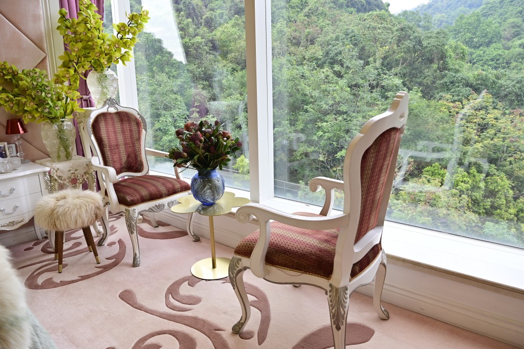 主人房内有一块落地玻璃，拥有与客厅露台同向景观。