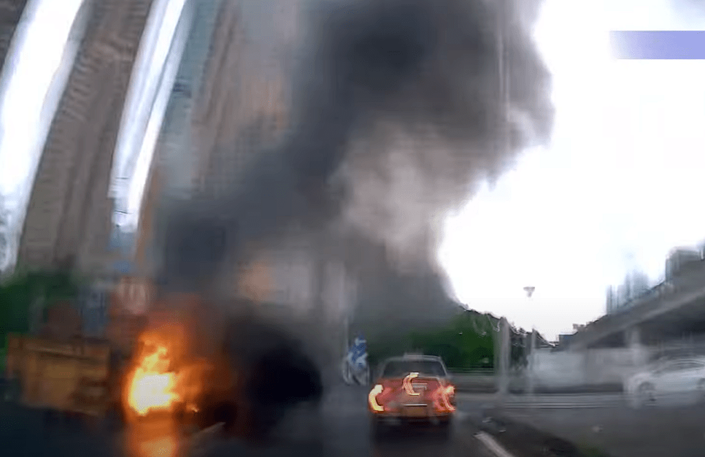 拖架右車輛突然爆炸。 YouTube：車CAM特警
