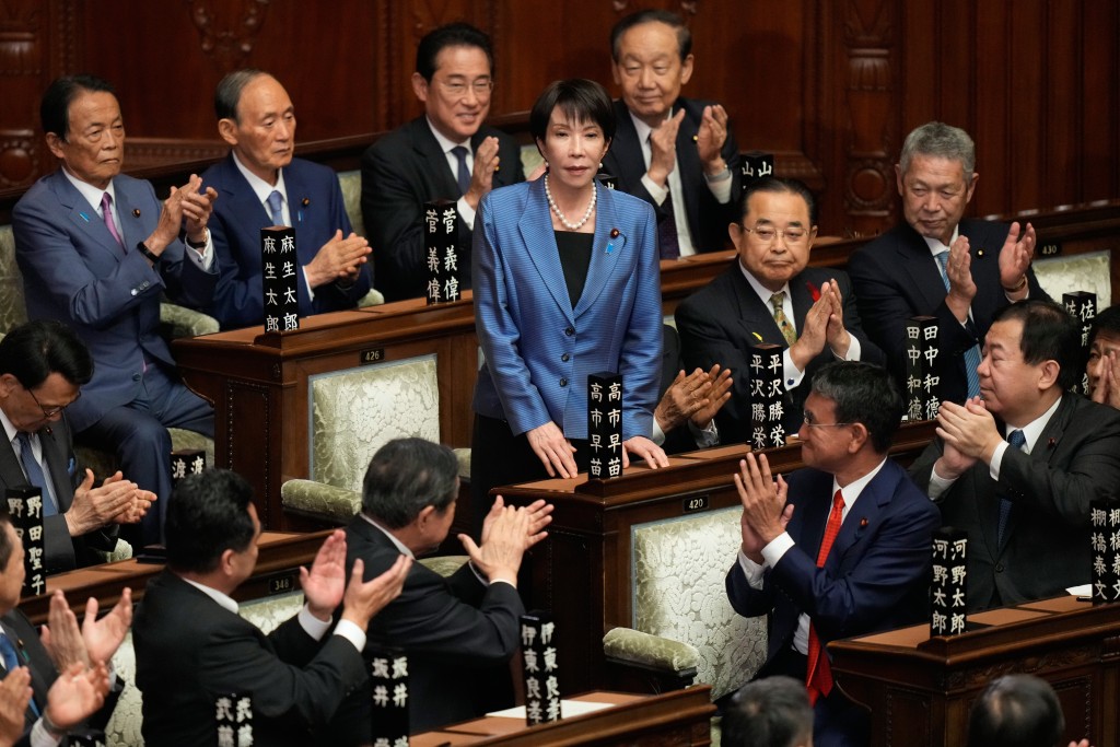 外界普遍認為,高市作為日本首位女性首相,在執政初期倍感壓力。美聯社 外界普遍認為,高市作為日本首位女性首相,在執政初期倍感壓力。美聯社