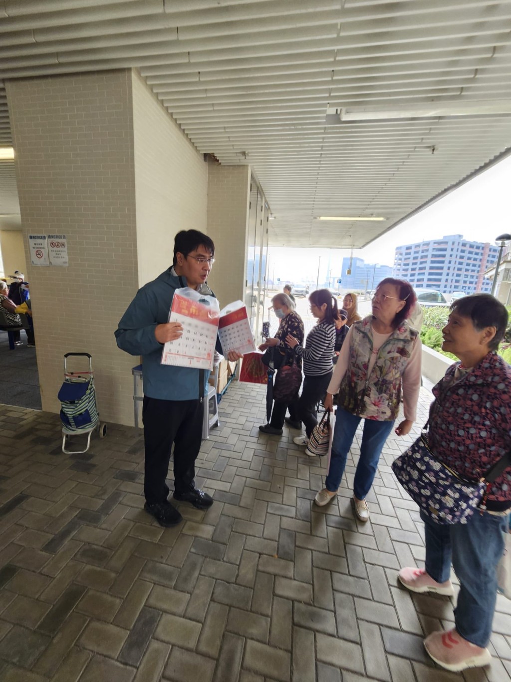 潘志成被指於周二(10日)將座駕停泊於葵芳邨葵芳廣場側的緊急消防通道。潘志成FB 潘志成被指於周二(10日)將座駕停泊於葵芳邨葵芳廣場側的緊急消防通道。潘志成FB