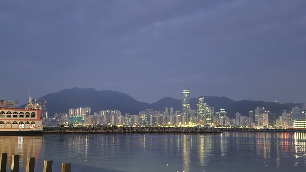 日間部分時間有陽光,市區最高氣溫約31度,新界再高一兩度。黎志偉攝 日間部分時間有陽光,市區最高氣溫約31度,新界再高一兩度。黎志偉攝