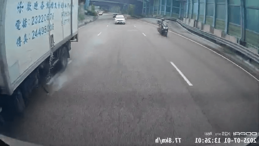 運魚貨車收掣不及撞向前車,貨斗內魚缸水也溢出。 運魚貨車收掣不及撞向前車,貨斗內魚缸水也溢出。