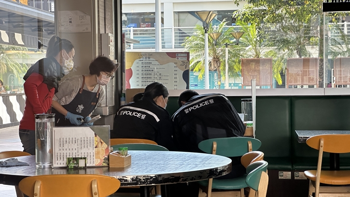 警員在餐廳調查。梁國峰攝