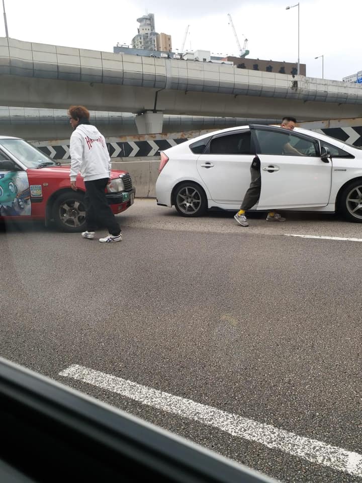 紅隧往香港方向入口近收費亭附近，兩部私家車相撞，無人受傷。fb馬路的事 (即時交通資訊台)