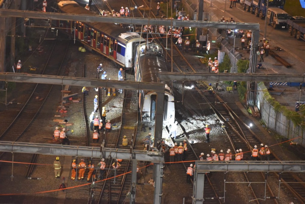 出軌的東鐵綫列車，仍有兩節車卡未移回路軌