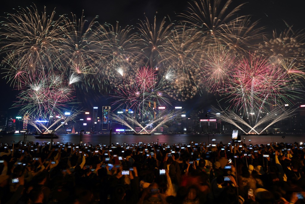 「馬到功成耀香江」馬年煙花匯演今晚在港上演。 「馬到功成耀香江」馬年煙花匯演今晚在港上演。