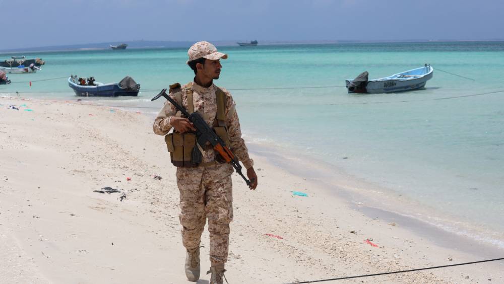 一名也門士兵走在也門曼德海峽沿岸。 路透社