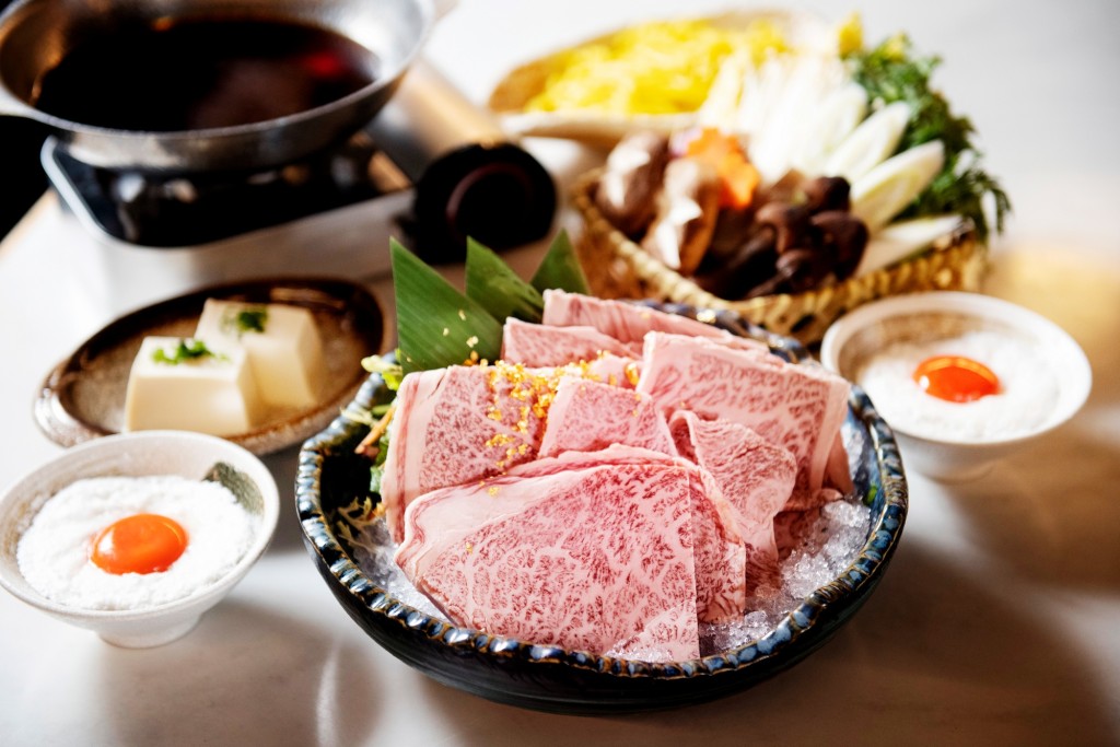 讃岐橄欖和牛壽喜燒$480（2人前），肉質細嫩、油花均勻，配日本的夢王蛋蘸着吃，口感十分順滑。