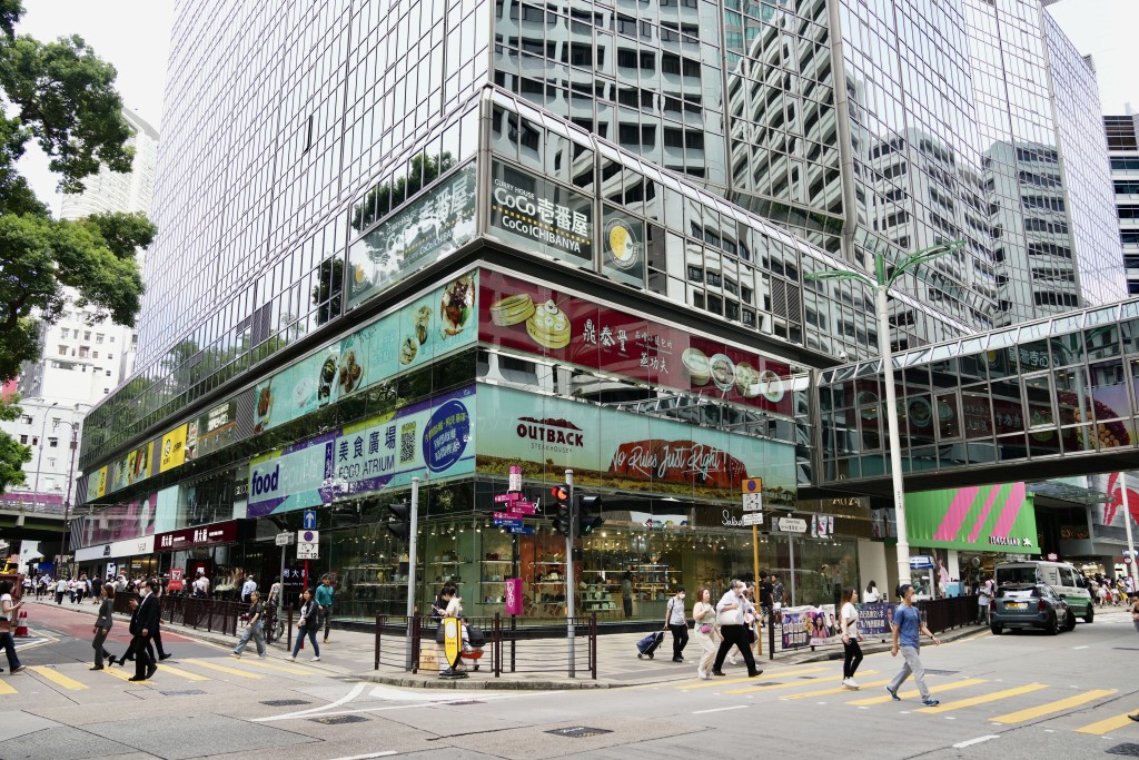 尖沙咀广东道新港中心万呎巨舖，周大福以每月约200万租用，呎租200元。