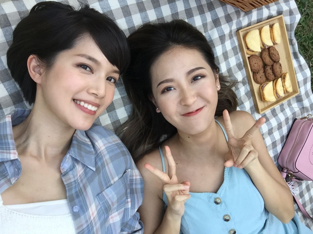 Zoe（右）與Chloe於劇中飾演一對私影好姊妹。