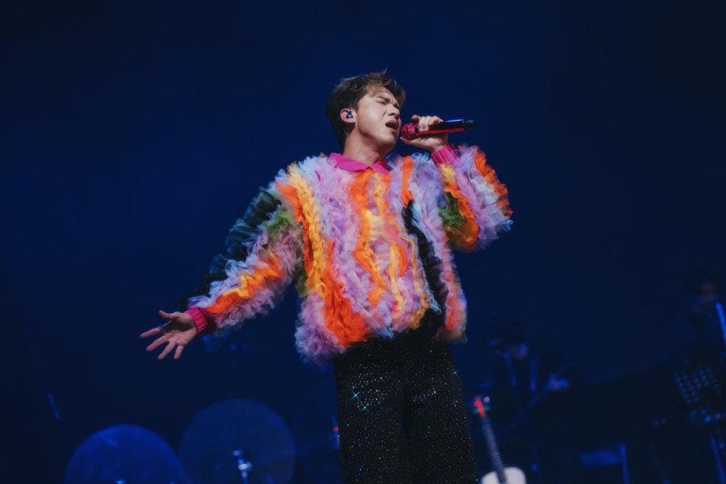 吉吉以色彩繽紛上衣示人。