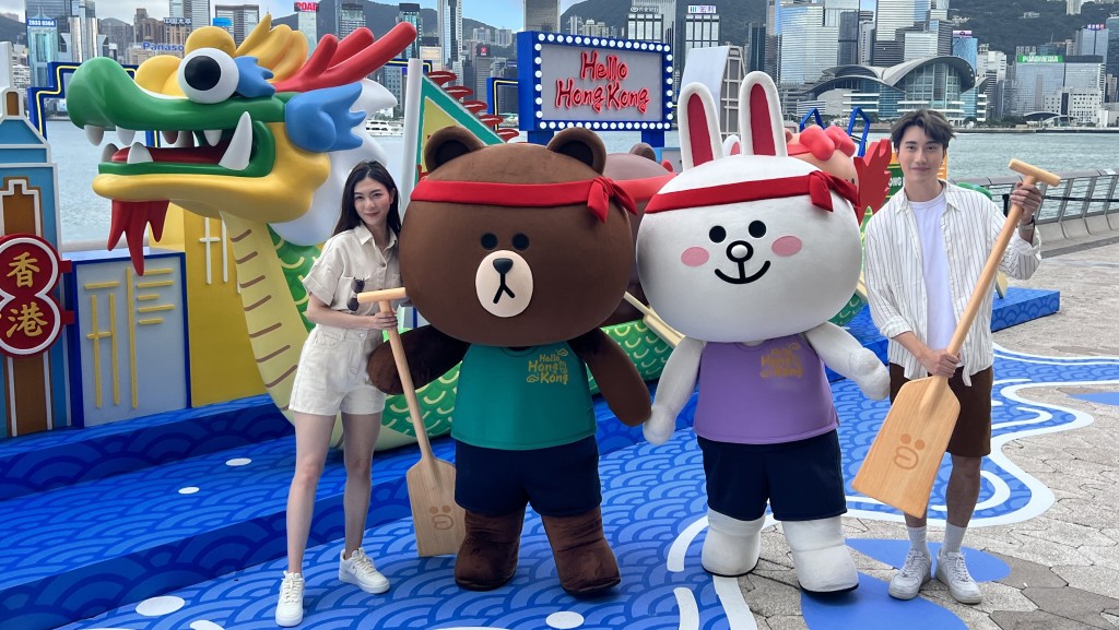 今日（19日）起，尖沙嘴星光大道設置為期兩星期的「LINE FRIENDS Hello Hong Kong 龍舟打卡點」。陳炯攝