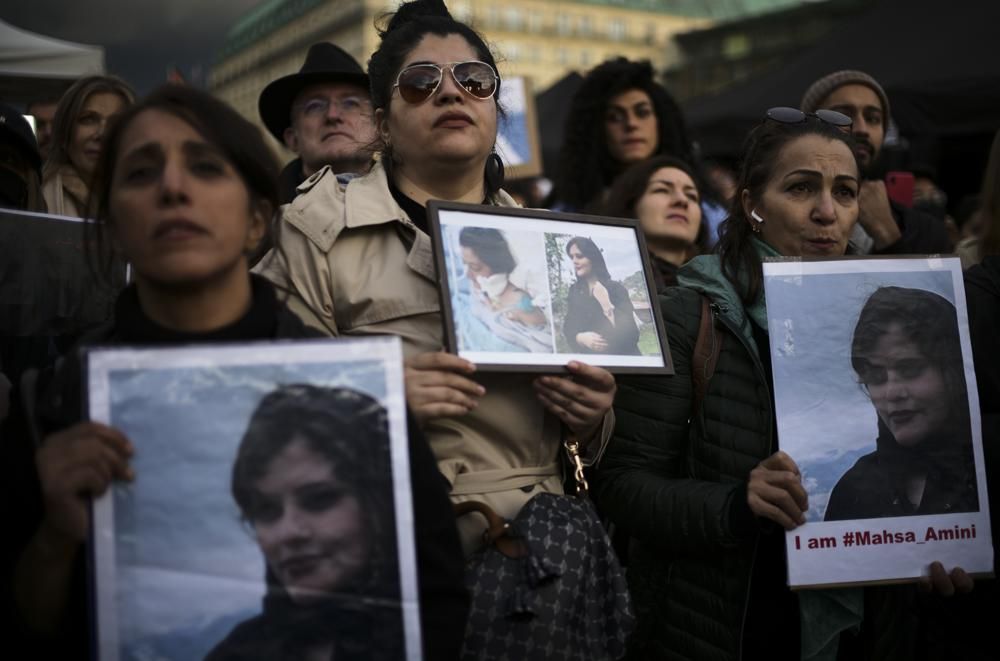 22岁的伊朗库德族女子艾米尼（Mahsa Amini）今年9月因违反服装仪容规定，在首都德黑兰遭「宗教警察」逮捕在昏迷3天后丧生，引发持续的抗争运动。AP