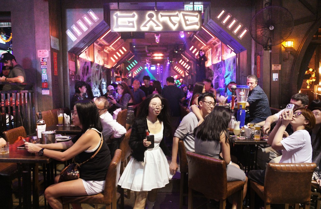 酒吧座無虛席。 酒吧座無虛席。