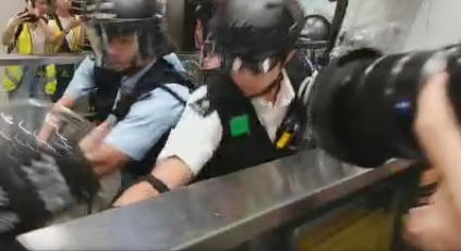 晚上約6時半,大批警員衝上圓方廣場並移走雜物。fb 高登討論區 HKGolden 截圖