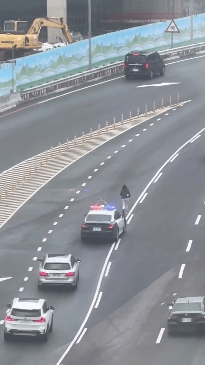 警員再次鳴笛示警。
