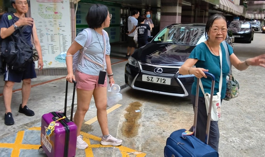 胡氏一家今晚需要入住酒店。 胡氏一家今晚需要入住酒店。