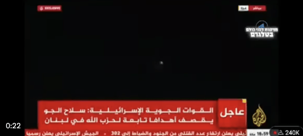 半岛电视台的这段直播画面摄于当地时间17日晚上6点59分，镜头拍到加沙夜空中出现一个发亮的物体，从飞行速度和形态看来，估计是一枚炮弹。