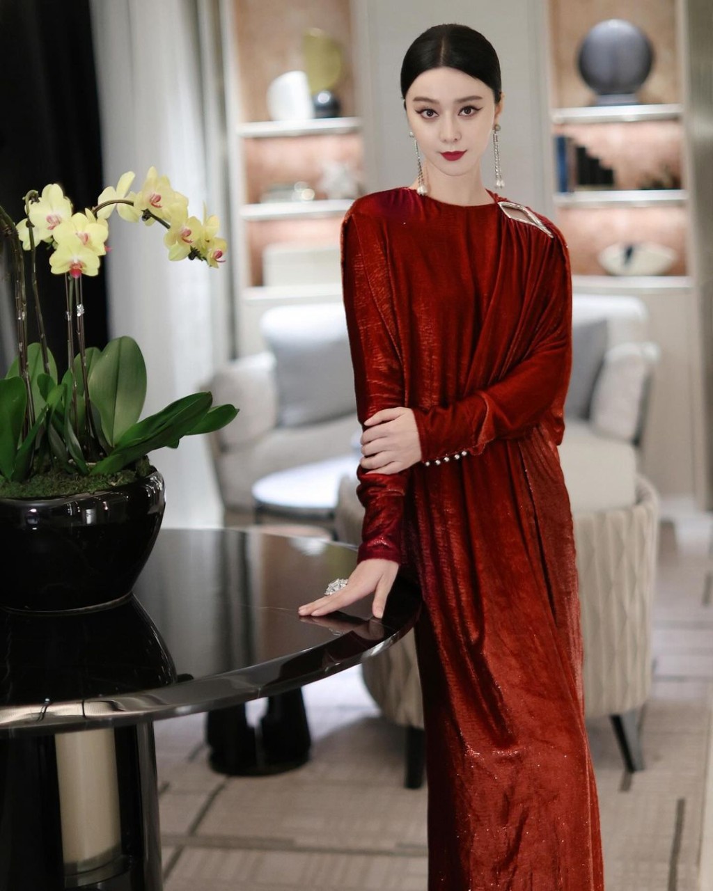 不過有網民批評禮裙太過老氣，而且沒有收腰的寬鬆設計令范冰冰看上去似披了一塊紅色窗簾布在身上。