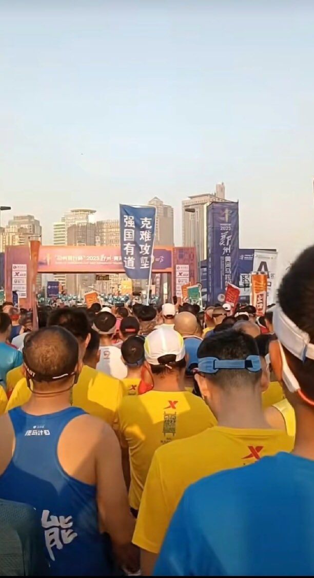郑州马拉松有跑手背上李克强遗像参赛，也有人举起悼念旗帜。