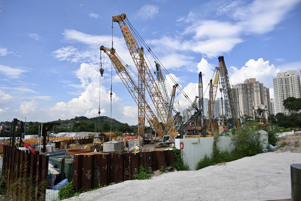 周思傑認為地盤現時多採用「組裝合成」建築法(MiC),大幅增加了對吊運及相關機械操作的需求。 周思傑認為地盤現時多採用「組裝合成」建築法(MiC),大幅增加了對吊運及相關機械操作的需求。