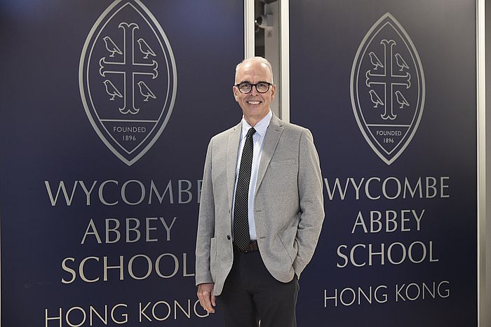 校長Howard Tuckett表示，有興趣到內地升學的第八班生，將可升讀位於常州、杭州或南京的威雅學校。該校提供超過三十種課外活動，包括攀石、巴西柔術、園藝、滑板訓練等。