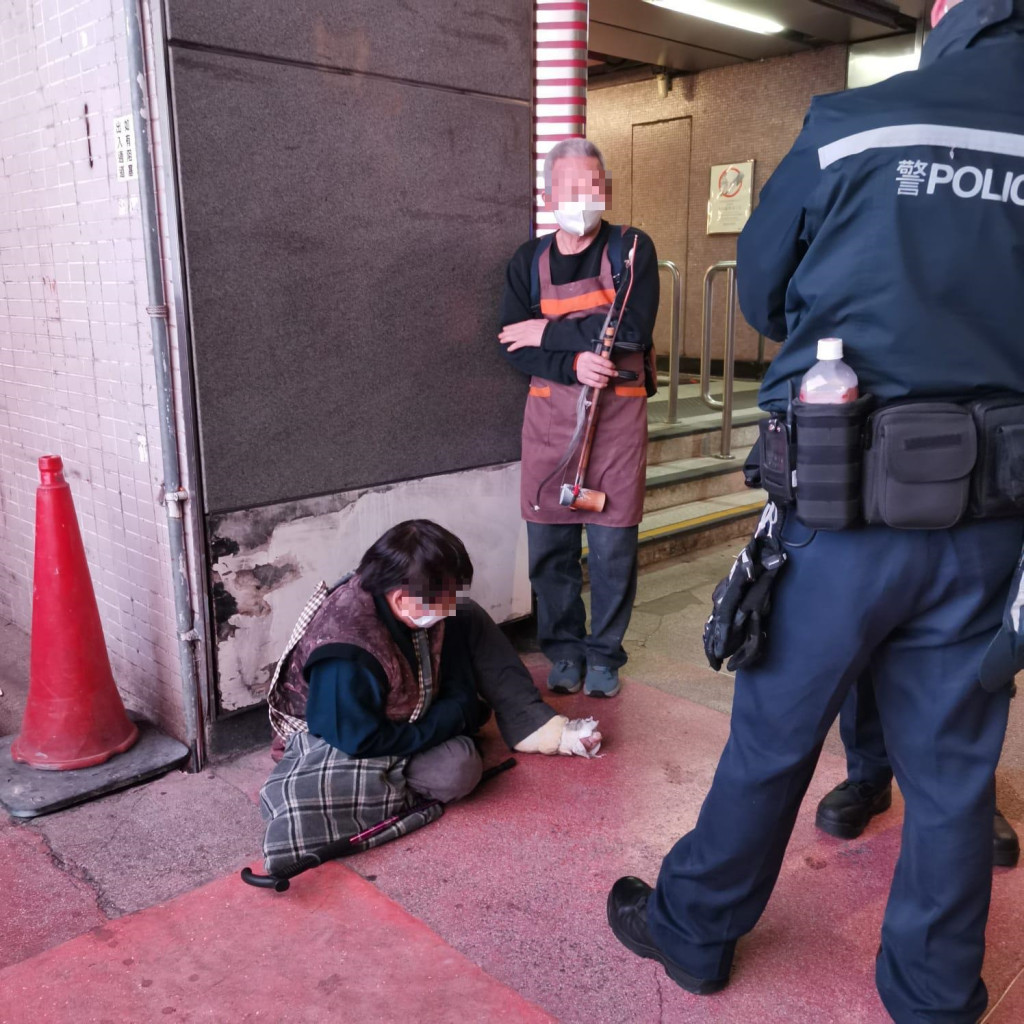 警方于本月21日晚拘捕一对内地男女在铜锣湾街头卖艺。警方提供图片