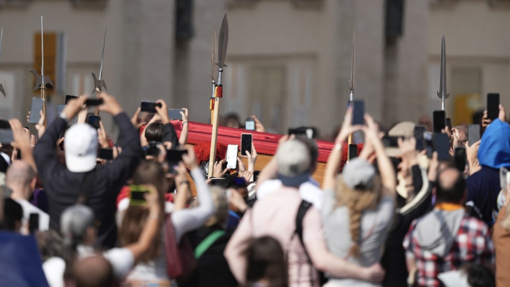 教宗方济各灵柩经圣伯多禄广场移入圣伯多禄大殿。 美联社 教宗方济各灵柩经圣伯多禄广场移入圣伯多禄大殿。 美联社