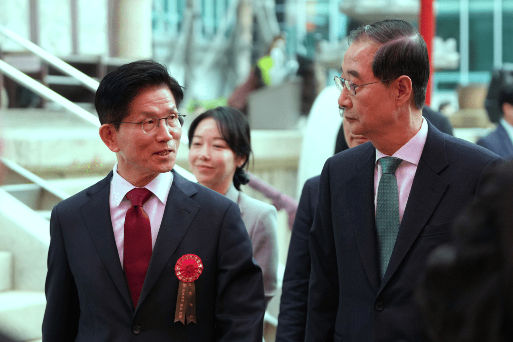 國民力量黨拋出震撼彈,原總統候選人金文洙(左)將被撤換,由無黨籍總統候選人韓悳洙(右)上陣。 美聯社 國民力量黨拋出震撼彈,原總統候選人金文洙(左)將被撤換,由無黨籍總統候選人韓悳洙(右)上陣。 美聯社