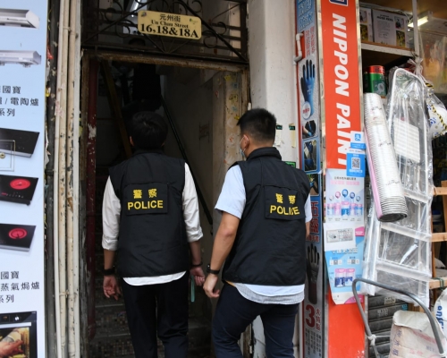 警方在現場大廈繼續調查工作。