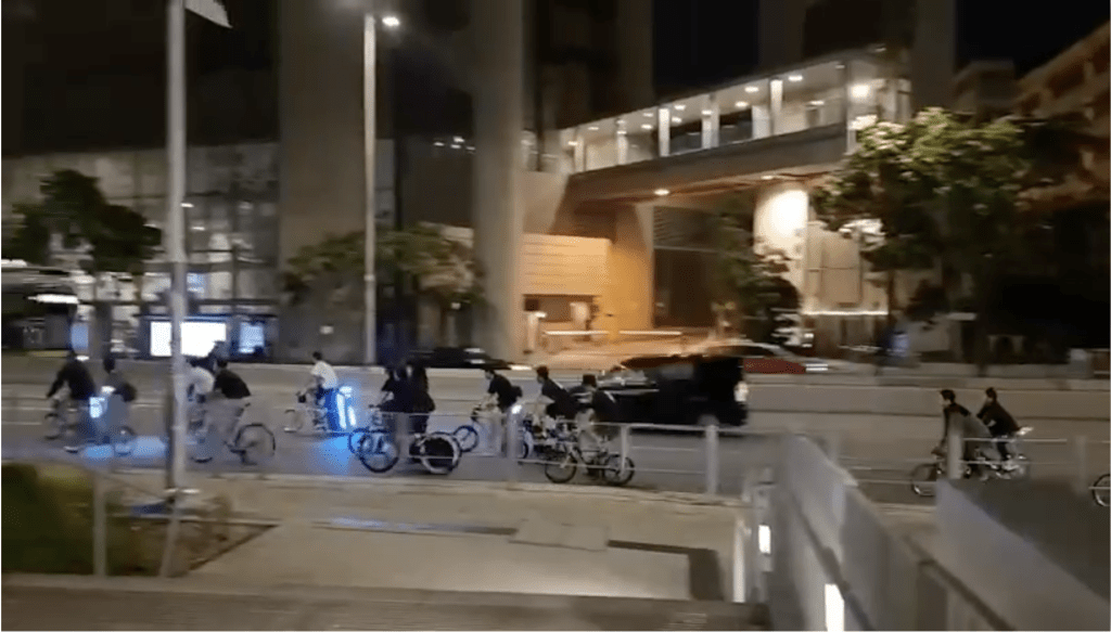 私家車收掣不及將其中一名單車手撞倒。網上片段截圖 私家車收掣不及將其中一名單車手撞倒。網上片段截圖